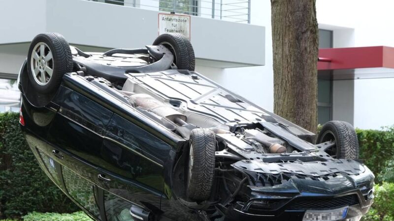 Unfall in Mönchengladbach: Auto überschlägt sich – 87-Jährige stirbt im Krankenhaus