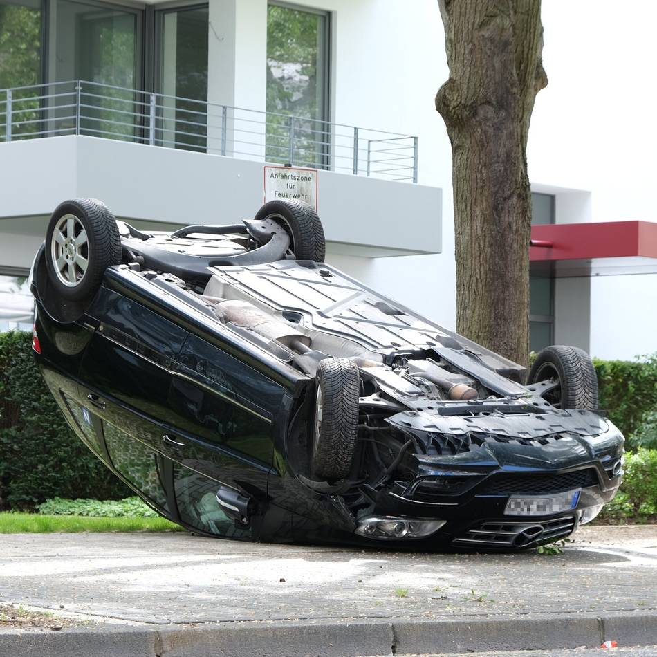 Unfall in Mönchengladbach: Auto überschlägt sich – 87-Jährige stirbt im Krankenhaus