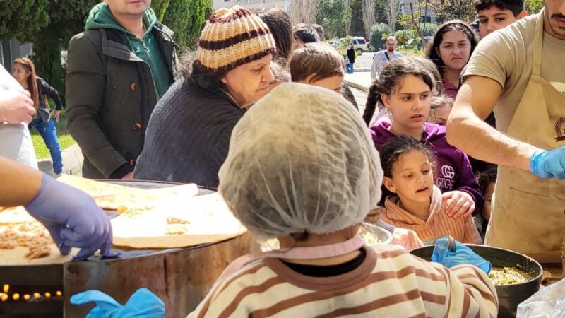 Friedensdorf im Libanon: Ein Mädchen singt im Spielzimmer, während draußen Drohnen fliegen