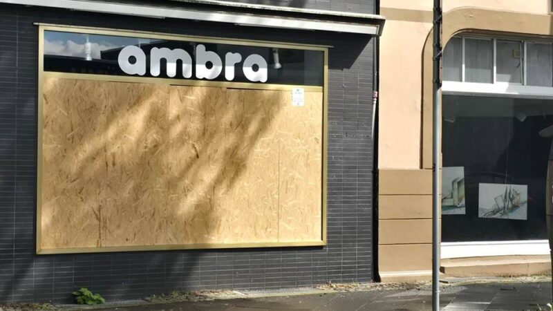 Polizei ermittelt zu Vorfall in Leverkusen: Unbekannter zerstört zwei Schaufenster und flüchtet