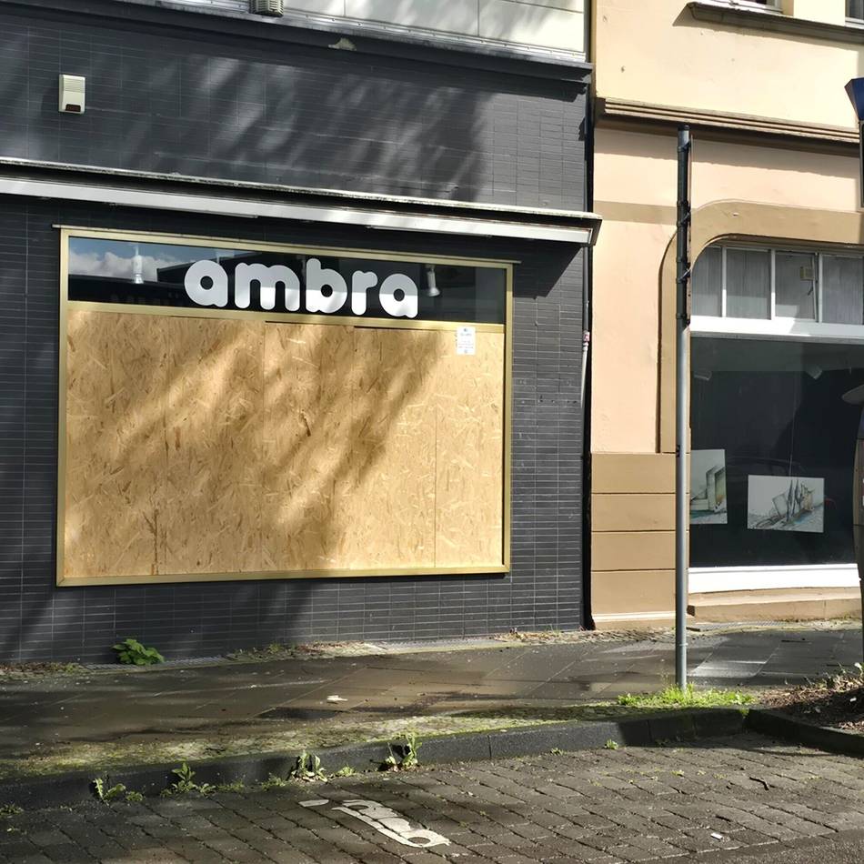 Polizei ermittelt zu Vorfall in Leverkusen: Unbekannter zerstört zwei Schaufenster und flüchtet