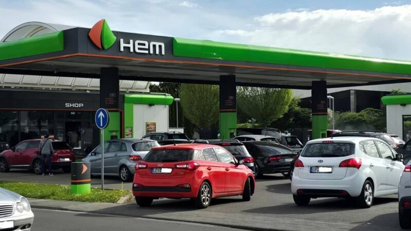 Spritpreise sinken leicht: Lange Schlangen vor Leverkusener Tankstellen