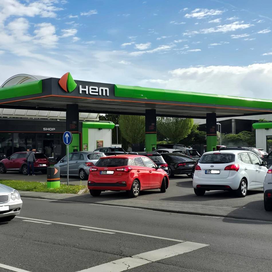 Spritpreise sinken leicht: Lange Schlangen vor Leverkusener Tankstellen