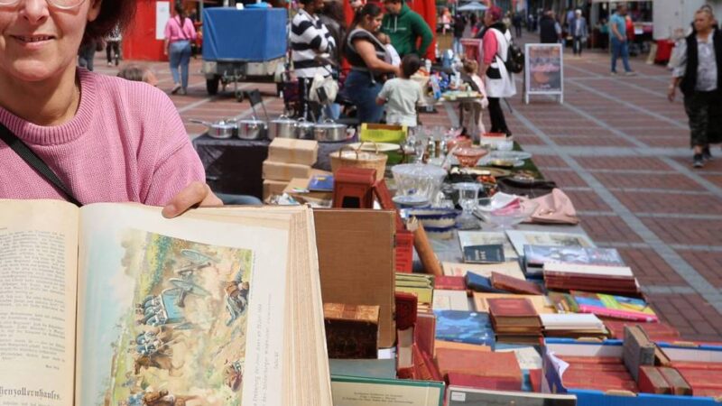 Besonderer Markt in Leverkusen: „Papier & Schätze“ lockt Sammler und Stöberer