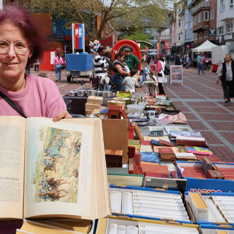 Besonderer Markt in Leverkusen: „Papier & Schätze“ lockt Sammler und Stöberer