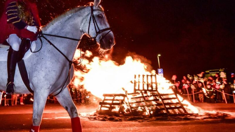 Debatte im Ausschuss zu Martinszügen: Kompromiss ermöglicht Begleitung in Uniform