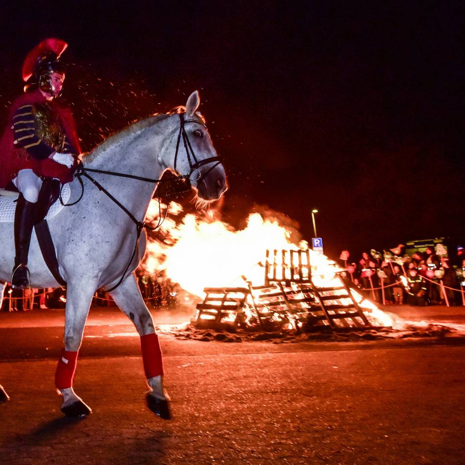 Debatte im Ausschuss zu Martinszügen: Kompromiss ermöglicht Begleitung in Uniform