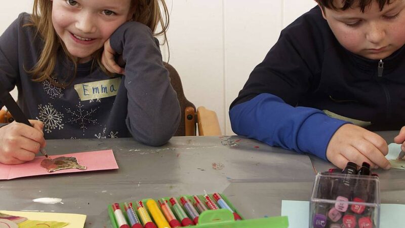 Workshop im Alpener Atelier: Kinder lernen, wie aus Schnipseln Bilder werden