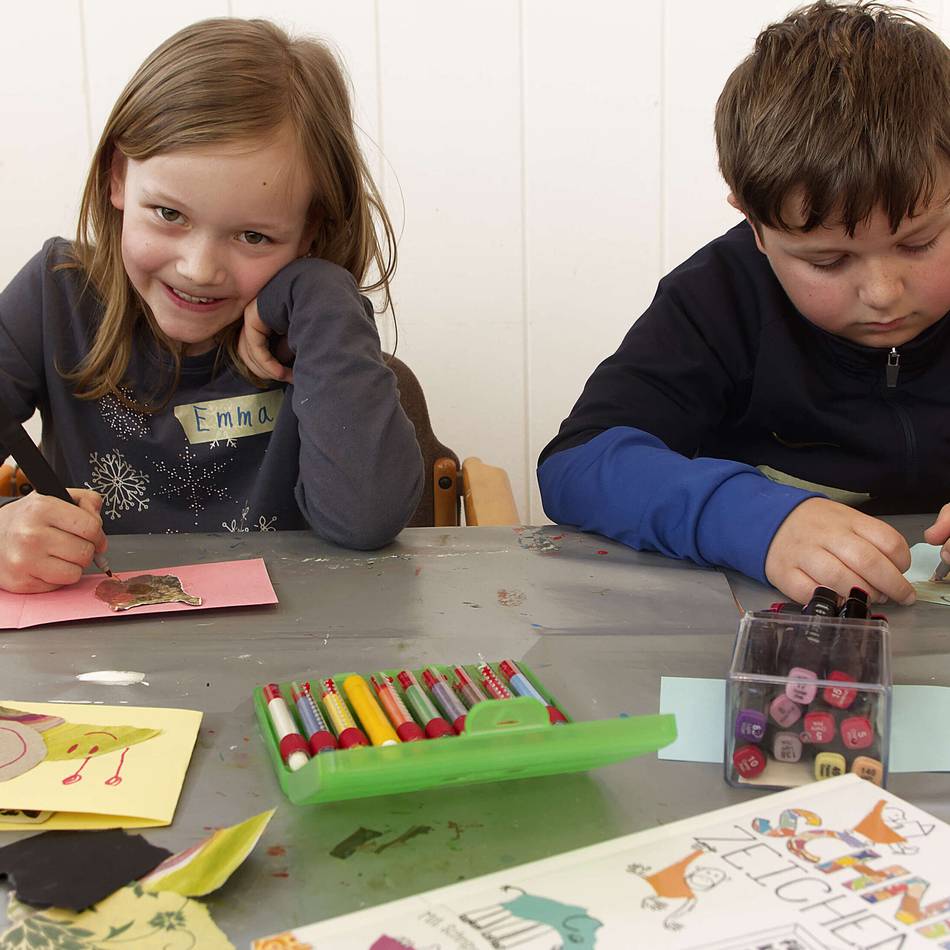 Workshop im Alpener Atelier: Kinder lernen, wie aus Schnipseln Bilder werden