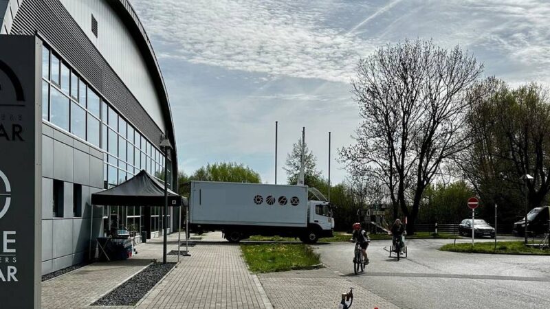 Star-Aufgebot am Flughafen?: Geheime Dreharbeiten für britische Thriller-Serie in Mönchengladbach