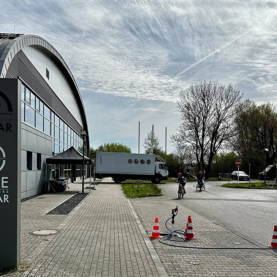 Star-Aufgebot am Flughafen?: Geheime Dreharbeiten für britische Thriller-Serie in Mönchengladbach