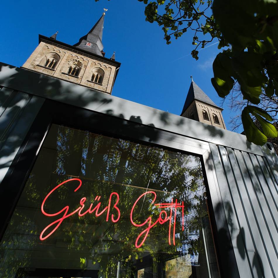 Österliche Überraschung in Ratingen: Kirche im Pavillon: Bitte eintreten!