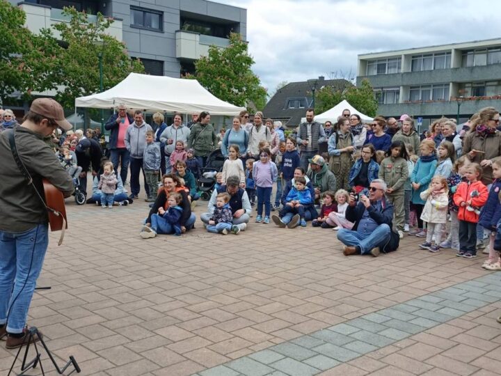 Initiative Lebendiger Minoritenplatz: Menschen und Vereine beim Nachbarschaftsfest kennenlernen