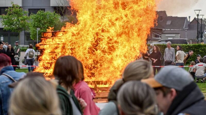 Minoritenplatz in Neersen: Neersener treffen sich am Osterfeuer