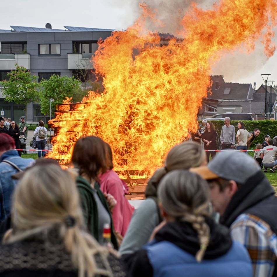 Minoritenplatz in Neersen: Neersener treffen sich am Osterfeuer