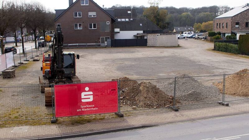 Kein Parken mehr an der Lindenallee 2-4: Baufläche in Alpen bleibt ab sofort eingezäunt