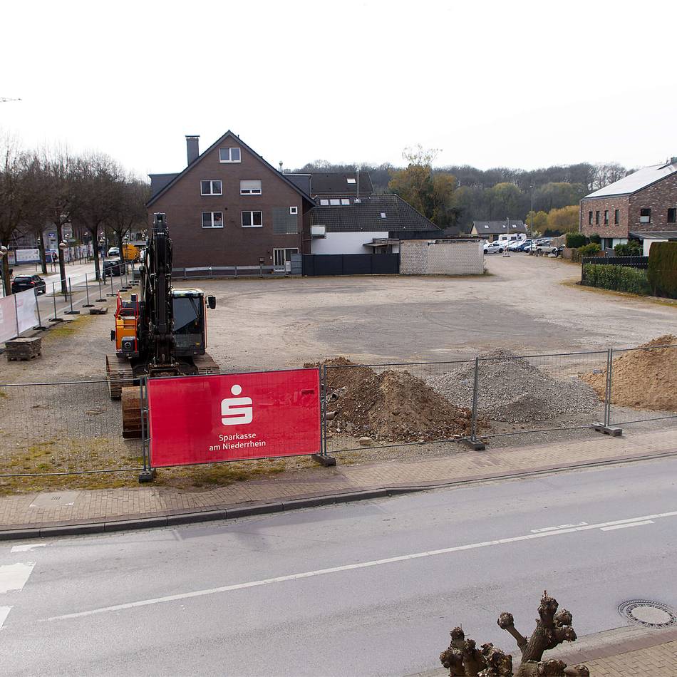 Kein Parken mehr an der Lindenallee 2-4: Baufläche in Alpen bleibt ab sofort eingezäunt