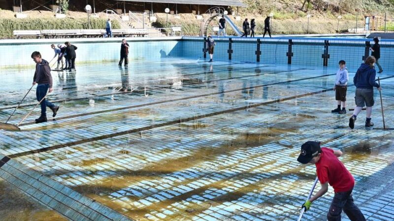 Freibad Dabringhausen: Helfer holen Freibad aus dem Winterschlaf