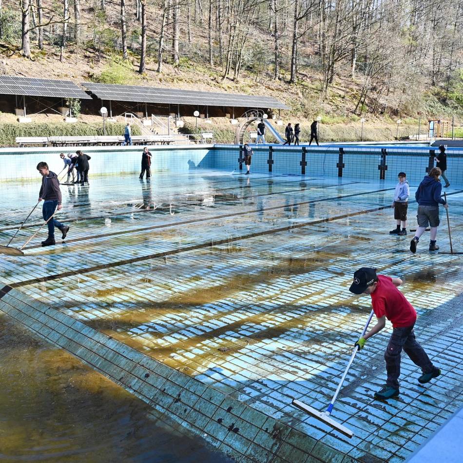 Freibad Dabringhausen: Helfer holen Freibad aus dem Winterschlaf