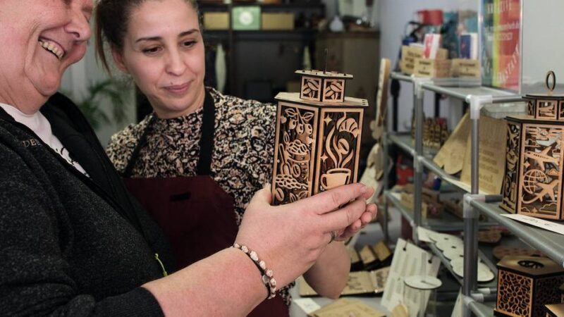 Kreative Ideenwerkstatt in Heiligenhaus: Wie ein Foto auf die Baumscheibe kommt