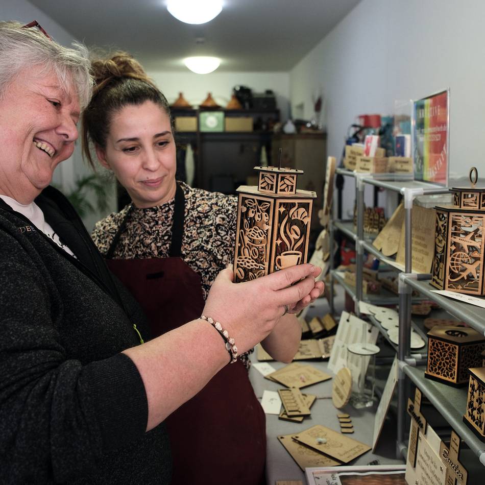 Kreative Ideenwerkstatt in Heiligenhaus: Wie ein Foto auf die Baumscheibe kommt