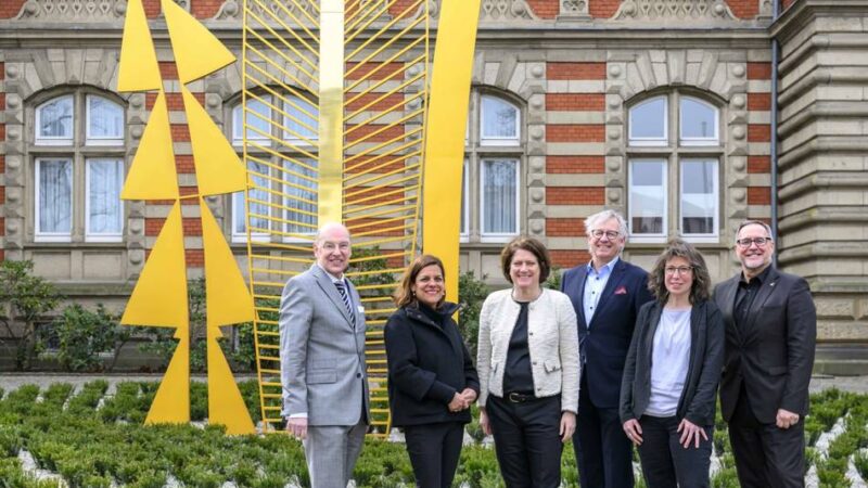 Kunstwerk in Grevenbroich: „Fischgräte“ in neuem Glanz – Mack-Skulptur nach Restaurierung freigegeben