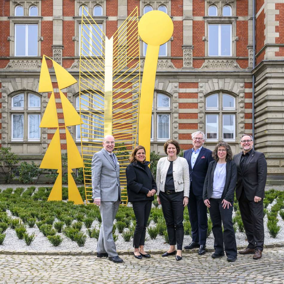Kunstwerk in Grevenbroich: „Fischgräte“ in neuem Glanz – Mack-Skulptur nach Restaurierung freigegeben