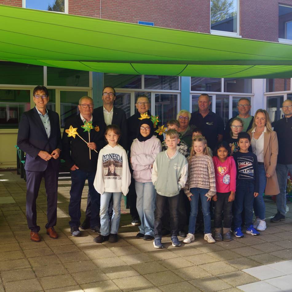 Sanierung an Gelderner Grundschule: Sonnensegel krönt Innenhof der Adelheid-Schule