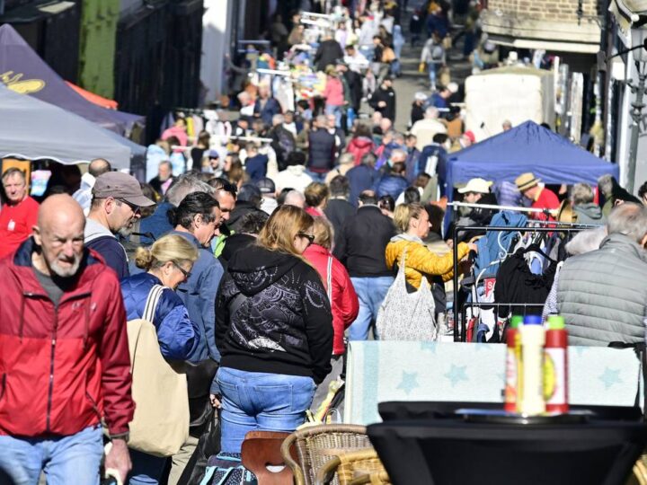 In der Altstadt Mönchengladbach: Flohmarkt mit Sonnenschirm neben Suppenterrine