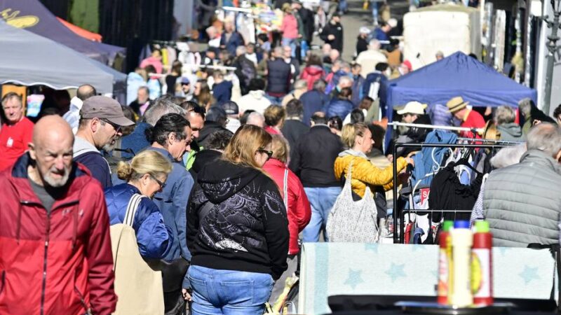 In der Altstadt Mönchengladbach: Flohmarkt mit Sonnenschirm neben Suppenterrine