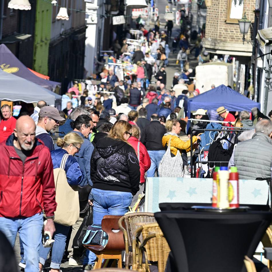 In der Altstadt Mönchengladbach: Flohmarkt mit Sonnenschirm neben Suppenterrine