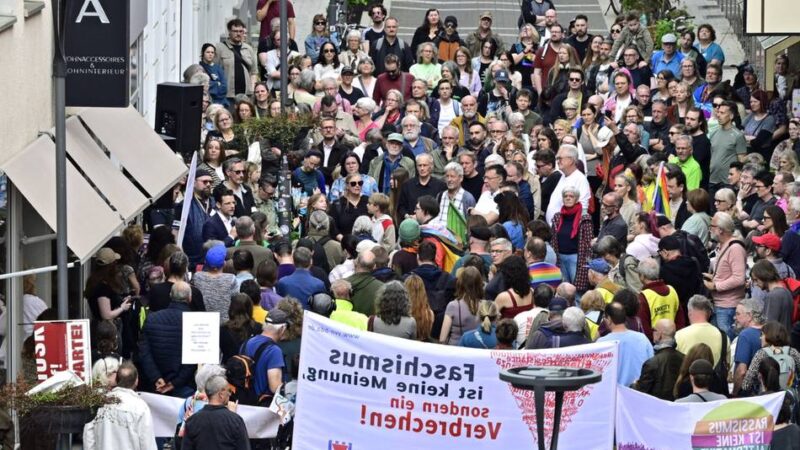 Solidarität bei Mahnwache in Mönchengladbach: Hunderte setzen Zeichen gegen Hass auf queere Menschen