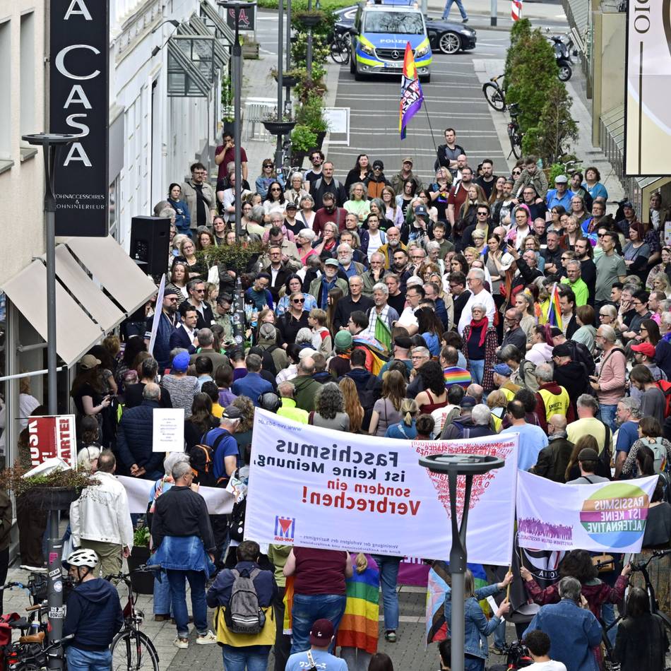Solidarität bei Mahnwache in Mönchengladbach: Hunderte setzen Zeichen gegen Hass auf queere Menschen