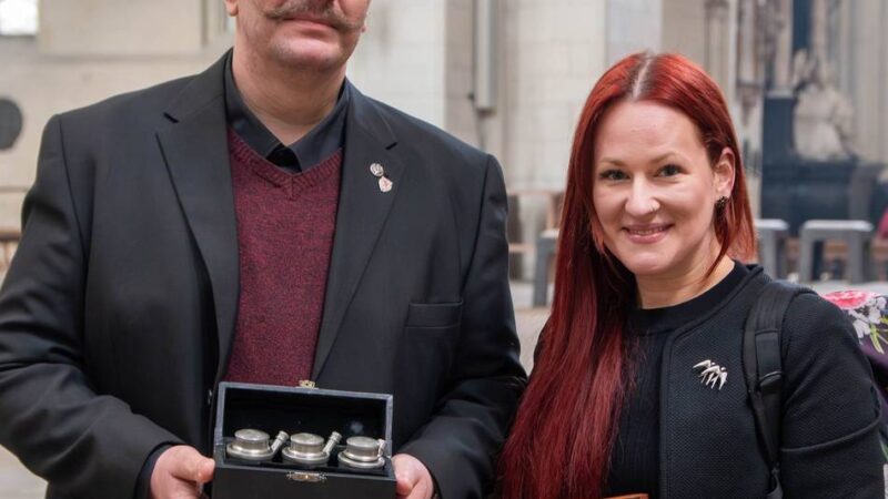 Pastoraler Raum: Küsterpaar bringt geweihtes Öl für Rees aus Münster