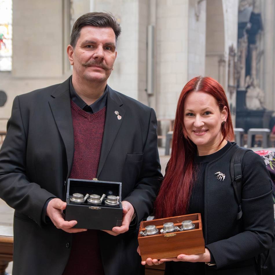 Pastoraler Raum: Küsterpaar bringt geweihtes Öl für Rees aus Münster