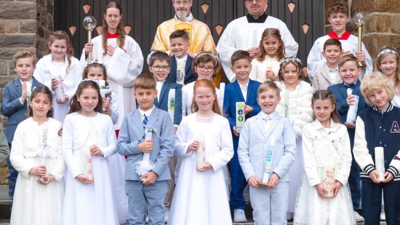 Katholische Gemeinde Hückeswagen: 20 Jungen und Mädchen erhalten das Sakrament der Erstkommunion
