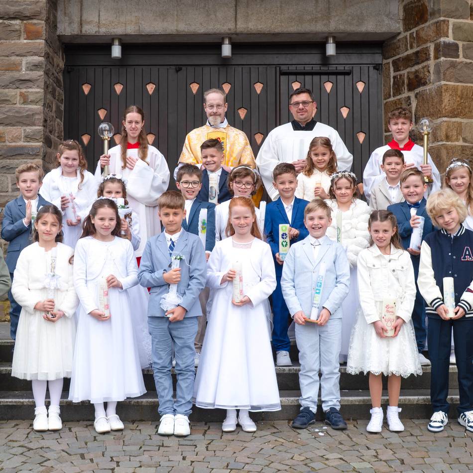 Katholische Gemeinde Hückeswagen: 20 Jungen und Mädchen erhalten das Sakrament der Erstkommunion