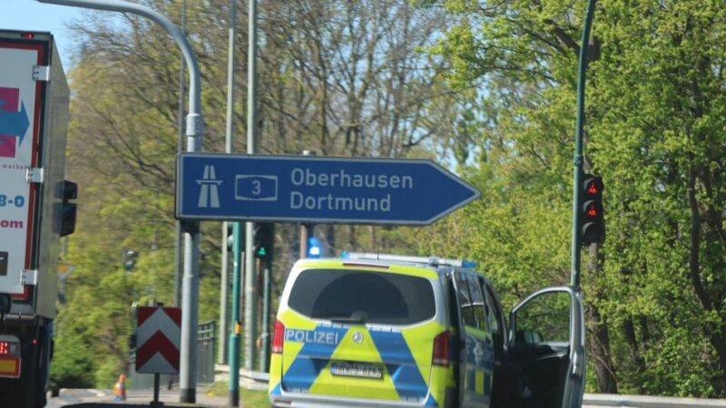 Stockender Verkehr in Leverkusen: Wegen Ölspur – Fahrspur und Anschlussstelle der A3 gesperrt