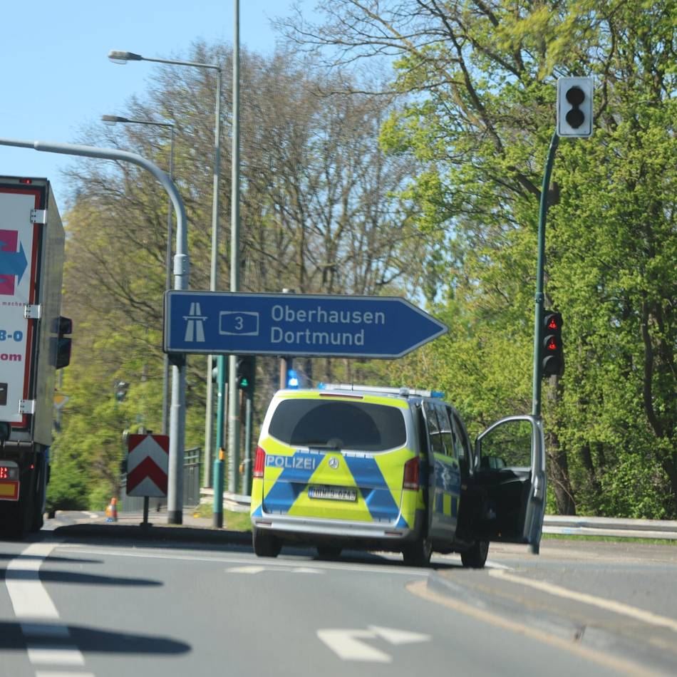 Stockender Verkehr in Leverkusen: Wegen Ölspur – Fahrspur und Anschlussstelle der A3 gesperrt