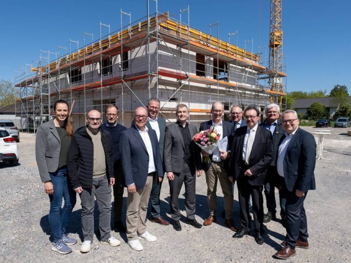 Wirtschaft in Mönchengladbach: Volksbank feiert Richtfest in neuer Filiale Hardt