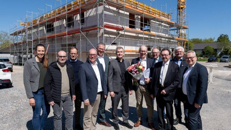 Wirtschaft in Mönchengladbach: Volksbank feiert Richtfest in neuer Filiale Hardt