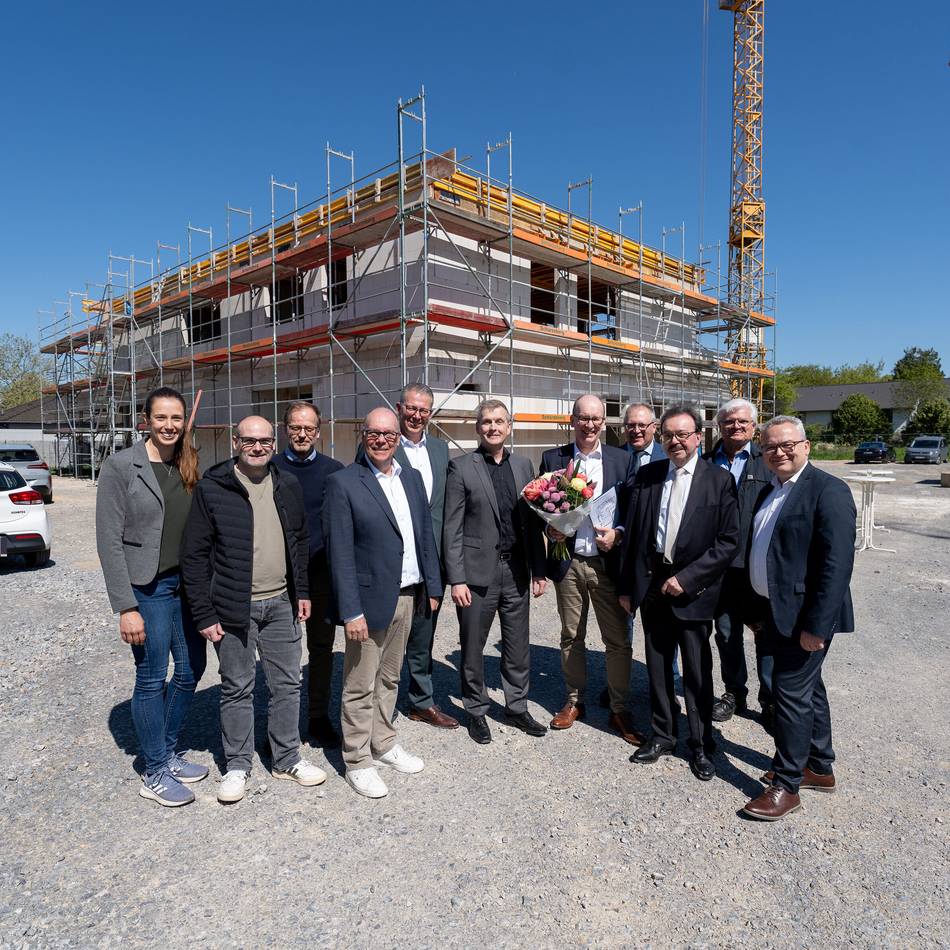 Wirtschaft in Mönchengladbach: Volksbank feiert Richtfest in neuer Filiale Hardt