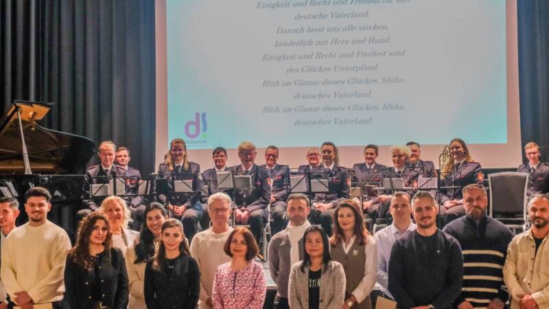 Zeremonie in Dormagen: 15 Menschen feiern ihre Einbürgerung in der Kulturhalle