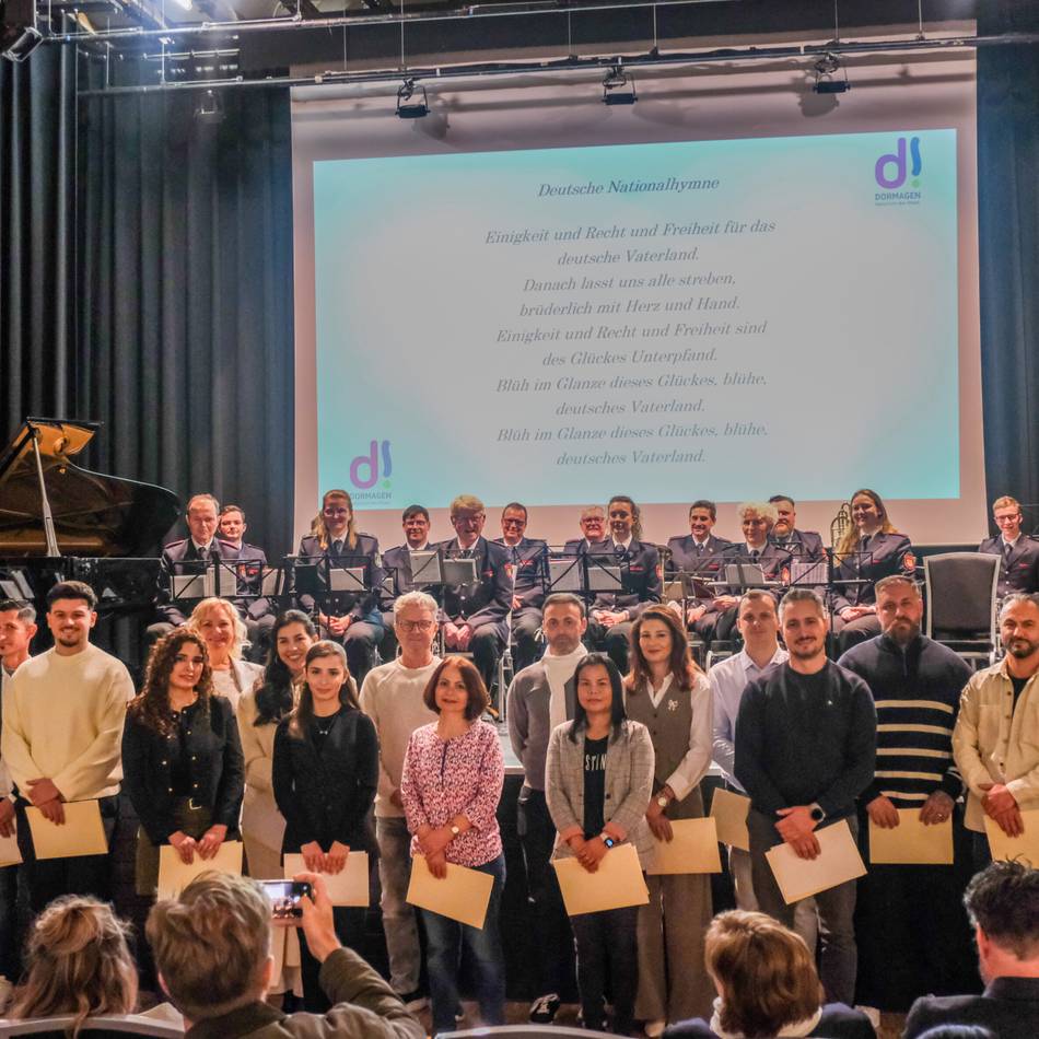 Zeremonie in Dormagen: 15 Menschen feiern ihre Einbürgerung in der Kulturhalle