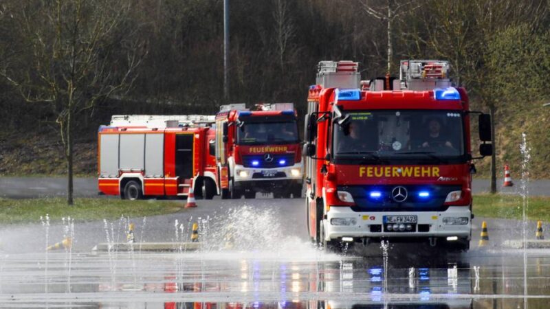 Dormagener Feuerwehr im Training: Einsatzkräfte stärken Selbstvertrauen am Steuer