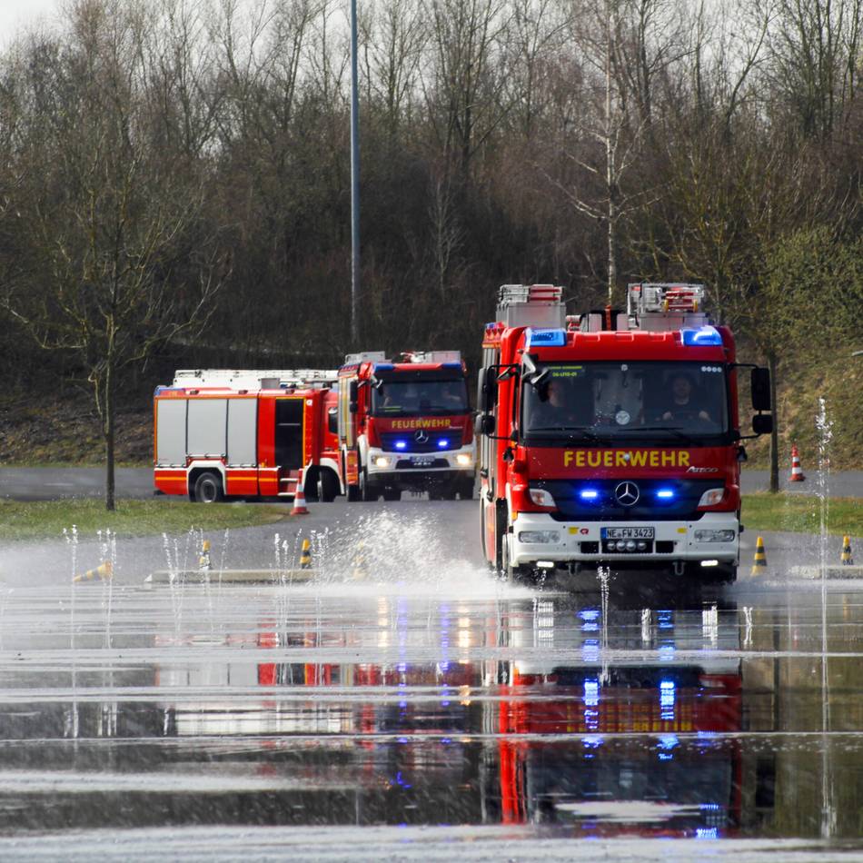 Dormagener Feuerwehr im Training: Einsatzkräfte stärken Selbstvertrauen am Steuer