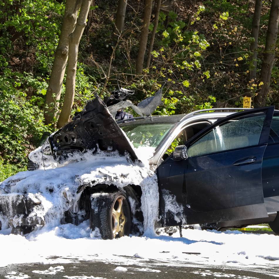 Sperrung in Solingen: Autobrand auf Frankfurter Damm