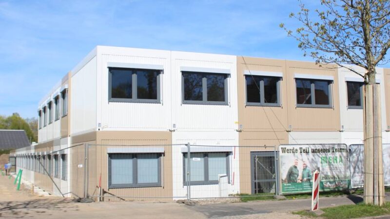 Breite Straße in Mönchengladbach: Der Übergangsbau für die Gesamtschule nimmt Gestalt an