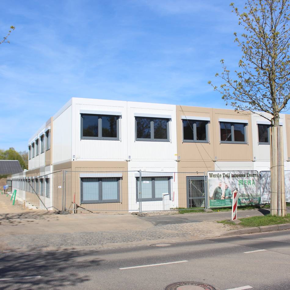 Breite Straße in Mönchengladbach: Der Übergangsbau für die Gesamtschule nimmt Gestalt an