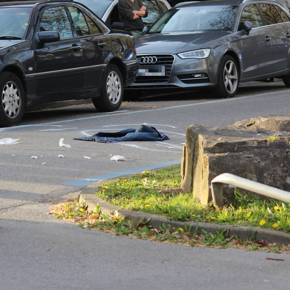 Hubschrauber über Mönchengladbach: Radfahrerin nach schwerem Unfall in Uniklinik geflogen